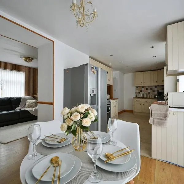 Cosy 2 bed home with jacuzzi bath in Wythenshawe near Manchester Airport、ウィゼンショーのホテル