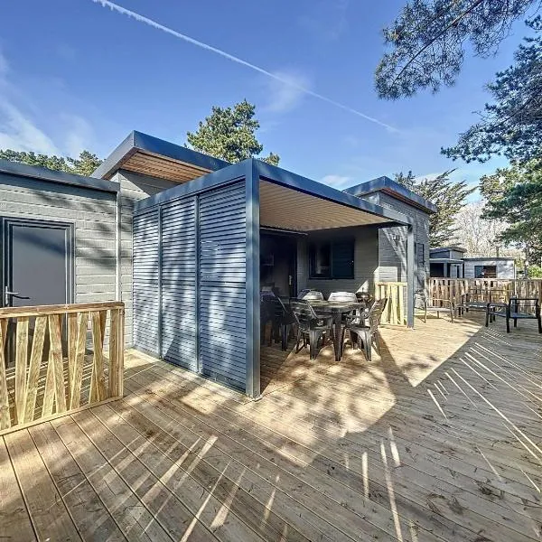 Chalet de Standing à Jullouville: 6 Couchages, Piscine Chauffée, Proche Plage et Commerces, WiFi Gratuit - FR-1-361-548, hotel in Jullouville-les-Pins