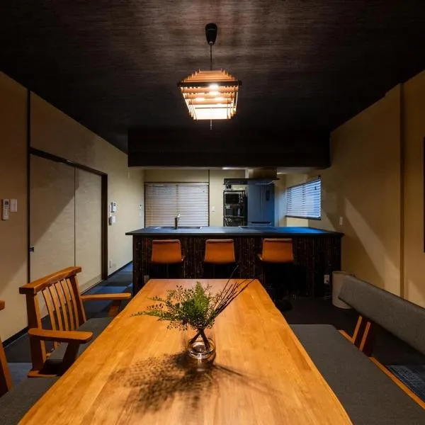 京都駅近くの宿 瑞穂 無料駐車場 寝室5部屋 ベッド9台 お風呂3つ, hotel in Kyoto
