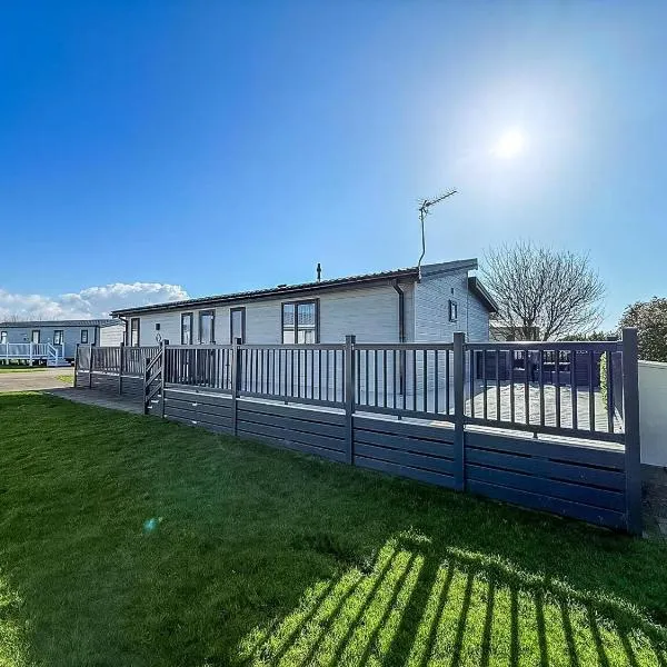 Stunning Lodge With Decking Nearby Hunstanton Beach, Sleeps 6 Ref 23215K, hotel in Hunstanton