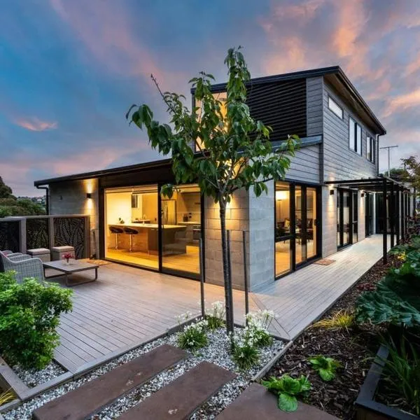Private luxury townhouse close to central city, hotel in Dunedin