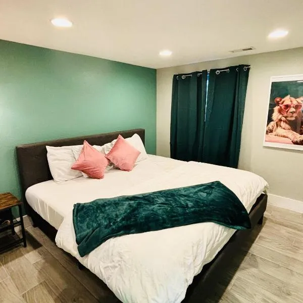 3 bed home with huge yard near Hidden Lake, Hotel in Denver