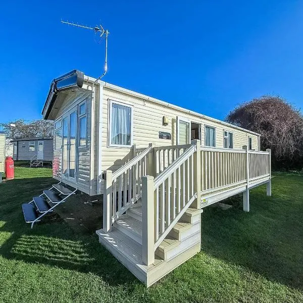 Wonderful 6 Berth Caravan For Hire At Manor Park, Hunstanton, Norfolk Ref 23028S, hotel in Hunstanton