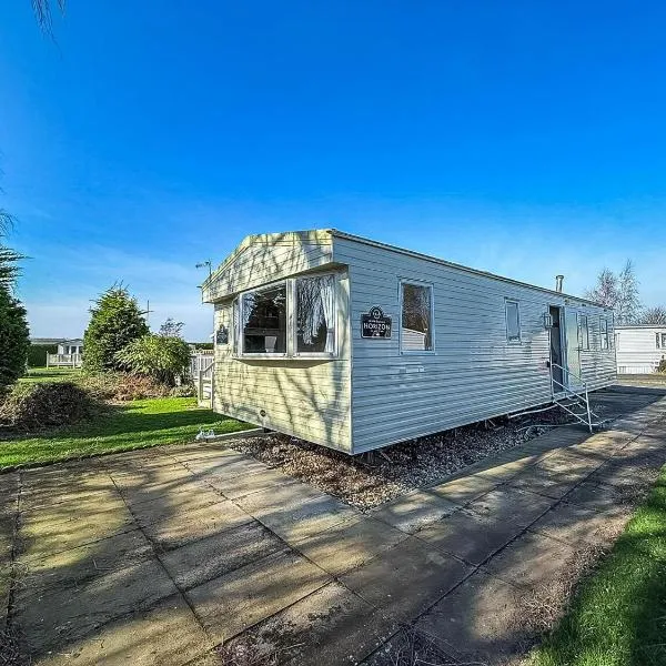 Homely 8 Berth Caravan At Southview Park In Skegness Ref 33042M, hotel in Skegness