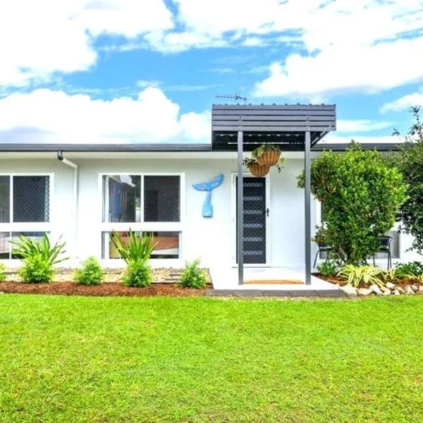 Bogimbah Cottage, hotel in Tin Can Bay
