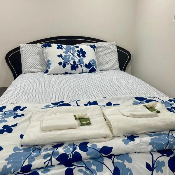 Luxury Basement-Private Bdr & Bathroom with free parking In Toronto, hotel v destinaci Toronto