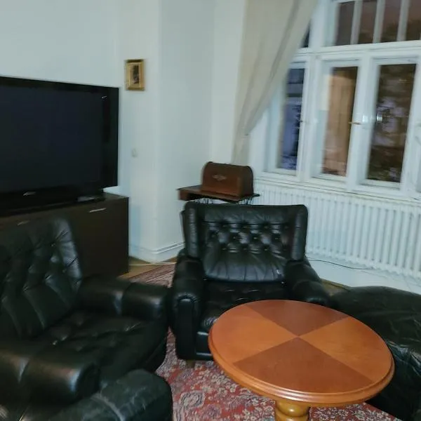 Bright 2BDR sleeps 8 near center M1, hotel in Prague