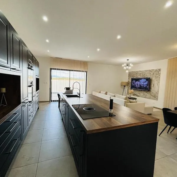 Villa moderne privée avec piscine, vue montagne 3 chambres, Hotel in Pennautier