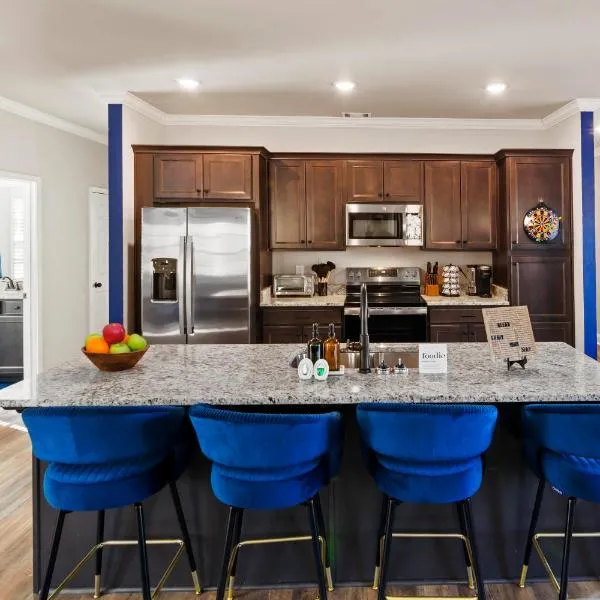 Game Day Weekends , 4BR, Athens Home, Sleeps 9, hotel v destinaci Athens