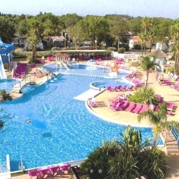 Bungalow Camping 4 etoiles, 6 personnes, climatisation, parking, piscine, Wi-Fi, hotel in Hyères