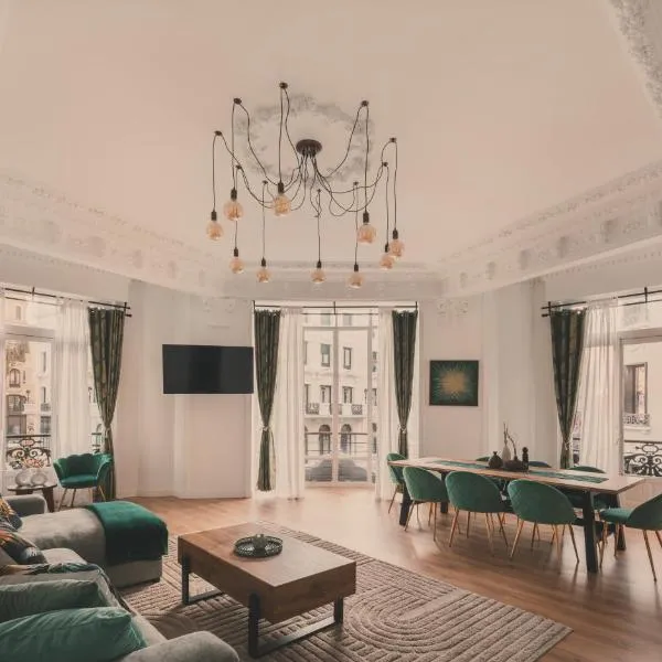 8 rooms, 6 bathrooms over Gran Via Street, hotel i Madrid