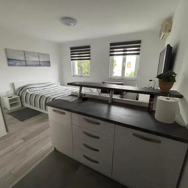 Studio Apartman NoNa, hotel in Crikvenica