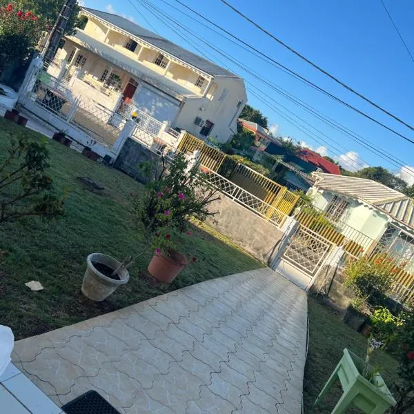 Appartement F2 ROSALINDA, hotel v destinaci Les Abymes