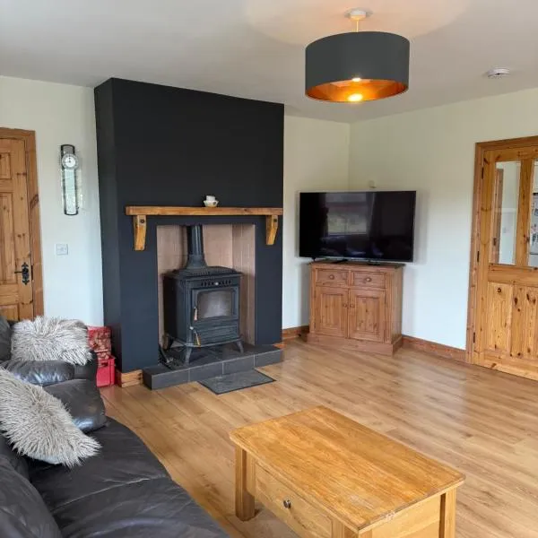 #3 - Spacious Ensuite Double Room with Sofa in Leitrim, hotel v destinaci Ballinamore