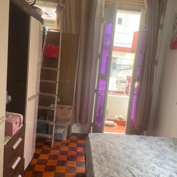 Quarto com sacada possui cama de casal, ventilador e guarda-roupa - Foto 2