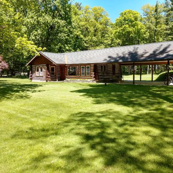 Lake Access! Twin Birch Resort - Kodiak Cabin, hotelli kohteessa Honor