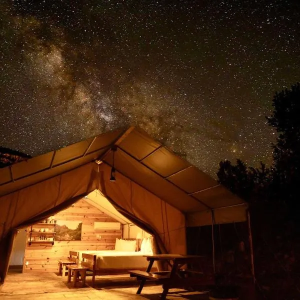 Glamping Tent #10 with Heat AC and Private Bath, hotel v destinaci Orderville