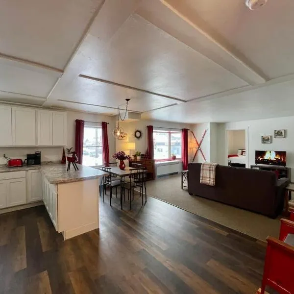 Downtown Red Room at Villages on Aurora, hotel in Ironwood