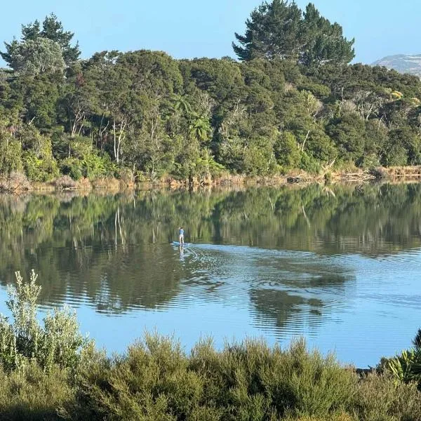 Birdsong Waterview 3 Bedroom Executive Home, hotelli kohteessa Raglan