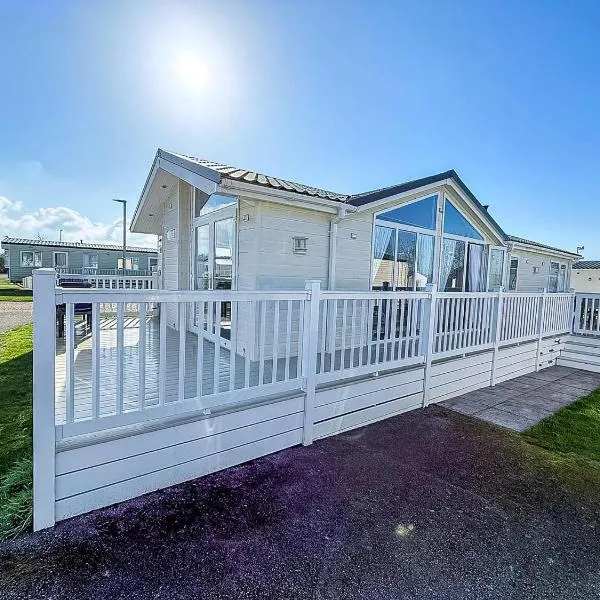 Stunning Lodge With Decking At Manor Park Near Hunstanton Beach Ref 23066W, hotel in Hunstanton