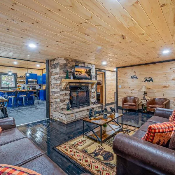 Bear Paradise Cabin with Hot Tub, Mini Golf, Court, Games & free EV Ready Parking, hôtel à Pigeon Forge