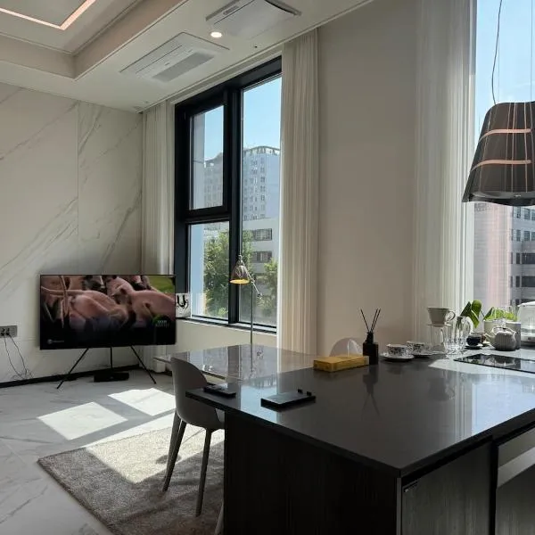 Brand New ! Luxury Apartment at Euljiro-5ga, hotel in Seoul