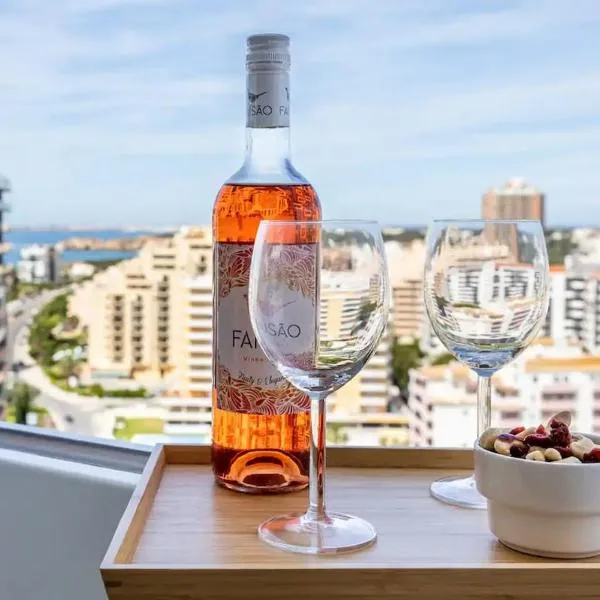 Luxury 1 min Beach with Sea View, Wifi, AC, SmartTV, Hotel in Strand Praia da Rocha