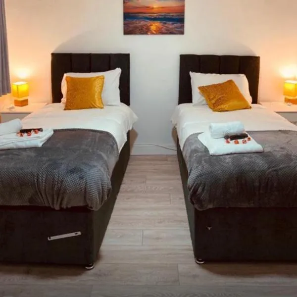 Family and Contractor 4BR All En-suite Apt with Free WiFi and Parking, hotel in Warwick