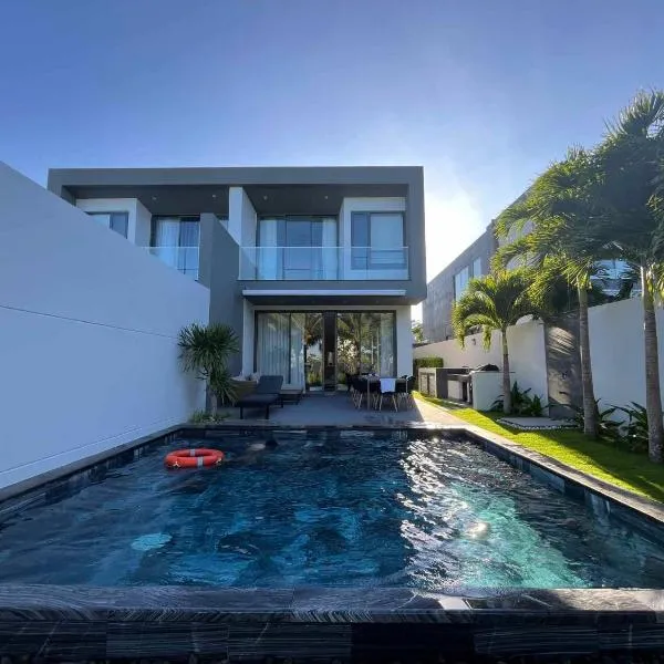2-min to the private beach Sanctuary Villa Hotram-Melaleuca Breeze, hotel v destinaci Ho Tram