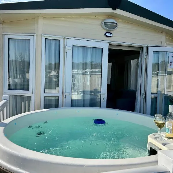 Holiday Home with Private Hot Tub, hotel u gradu 'Bembridge'
