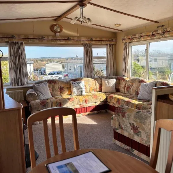 Seaside Escape 2-Bed Caravan at Seven Bays Park, Hotel in St Merryn