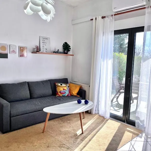 SUNNY 2, Two-bedroom house with parking, hotel in Komotini