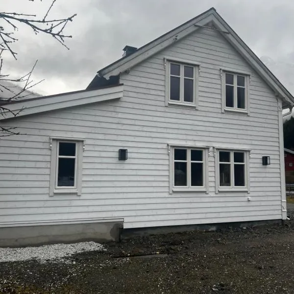 Grandma`s house, hotel in Flåm