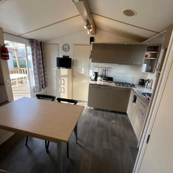 Les mobil homes de NOLY, 1 Place adulte Réserve Africaine de Sigean gratuite, hotel v destinácii Port-la-Nouvelle