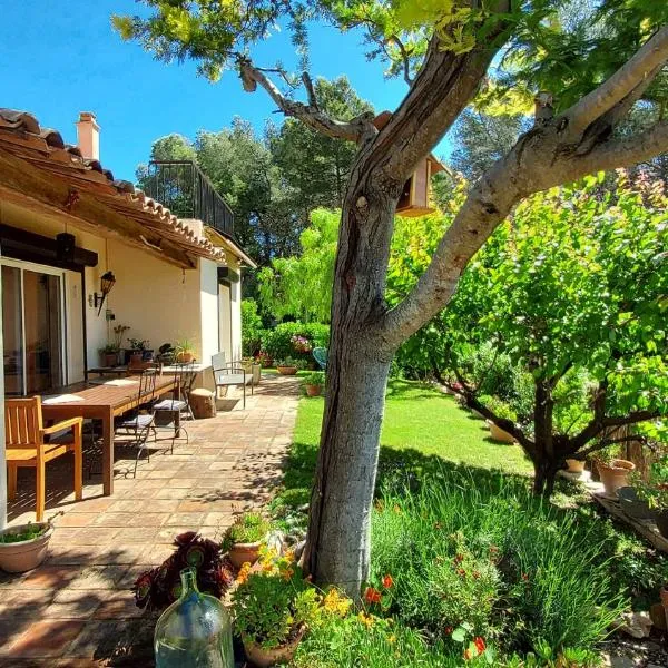 Jolie maison hauteur d'Antibes – hotel w mieście Antibes