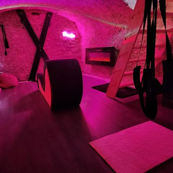 Loveroom Romantique avec Spa et Secret Room - A proximité des Lacs - La Mure, hotel sa La Mure