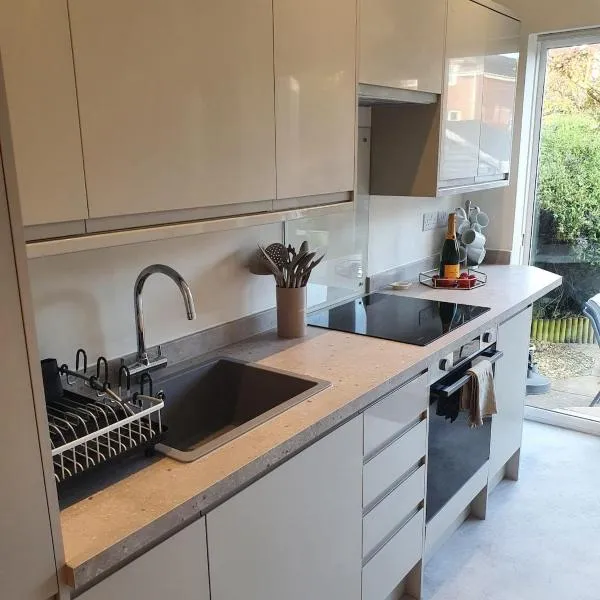 Luxury apartment close to beach, hotel v destinaci Bournemouth