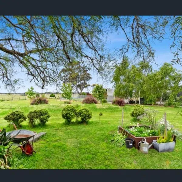 SANDHU farmhouse, hotel em Moolap