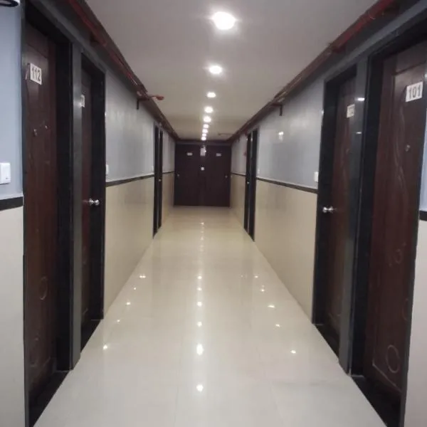 Infinity Rooms D-Mart، فندق في سورات