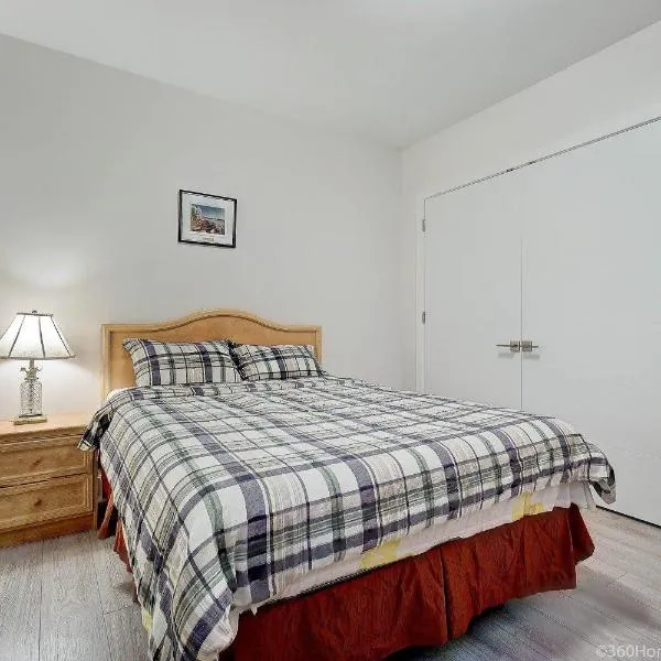 D Peaceful Stay in Queen Room -Dedicated Bathroom, hotel v destinaci West Vancouver