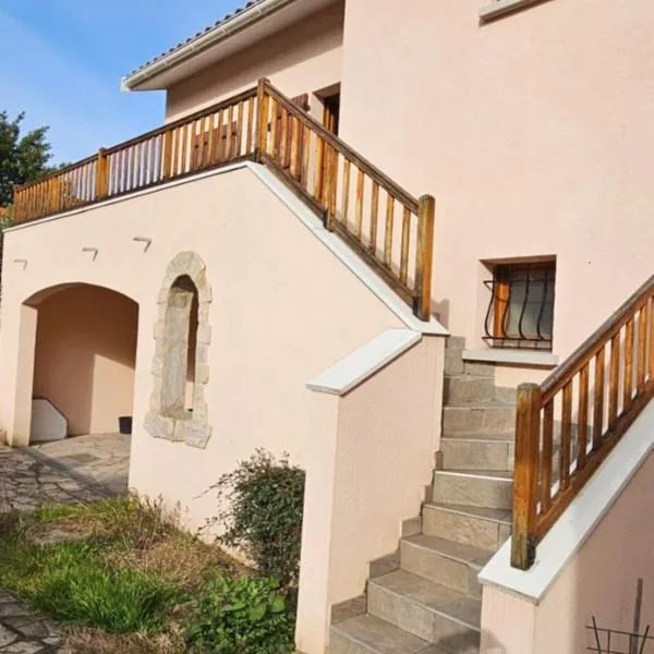 Appartement entier Lyon-Villeurbanne au 1er d'une discrète maison, hotel en Villeurbanne
