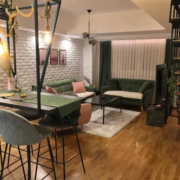 City View Duplex - Stylish 2BR Apartment with parking, hotel v destinaci Skopje