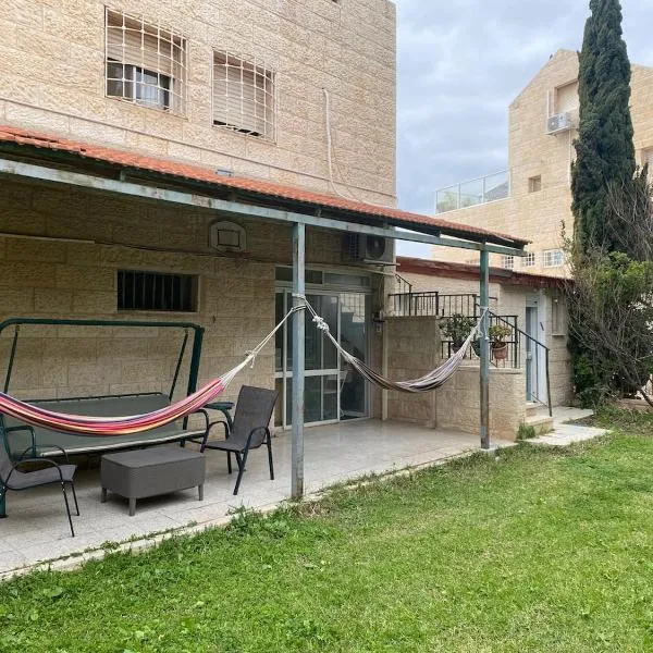 דירת גן מרווחת במיקום מעולה עם נטפליקס חינמי, hotel in Ma'ale Adumim