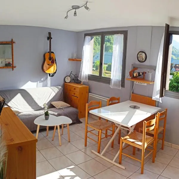 Studio Allemont ALPE D'HUEZ gd domaine tt equipe, hotel v destinaci Allemont