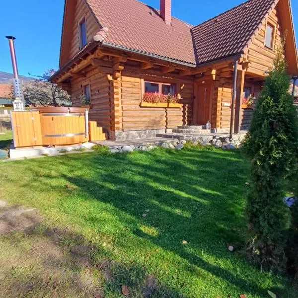 Drevenica Západné Tatry s kúpacou kaďou a krbom, hotelli kohteessa Žiar