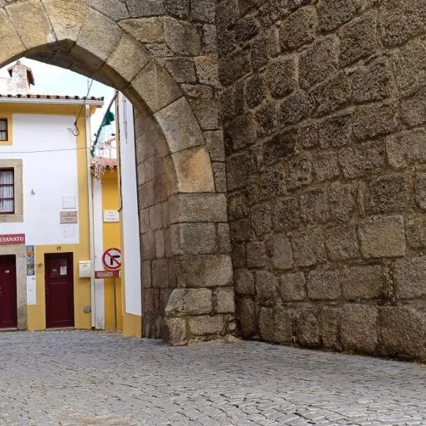 A Casinha do Arco, Porta da Vila, hotel in Nisa