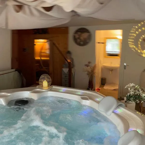 Loft - Gîte Non attenant à la propriété 1 à 4 personnes Sauna,piscine et parking à partager Jacuzzi en option, khách sạn ở Sarlat-la-Canéda