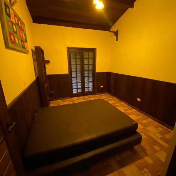 Casa com Piscina e com rio cristalino em Boiçucanga