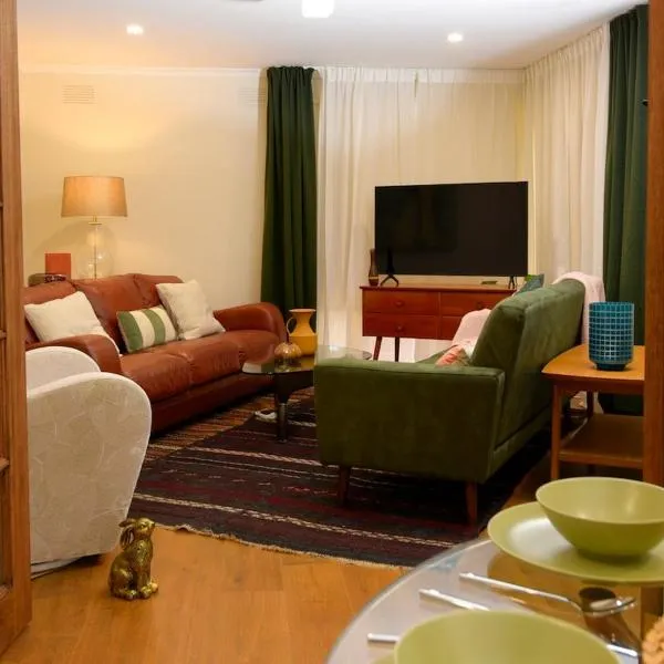 Beautiful lakeside unit in Ringwood East, hotel in Ringwood East