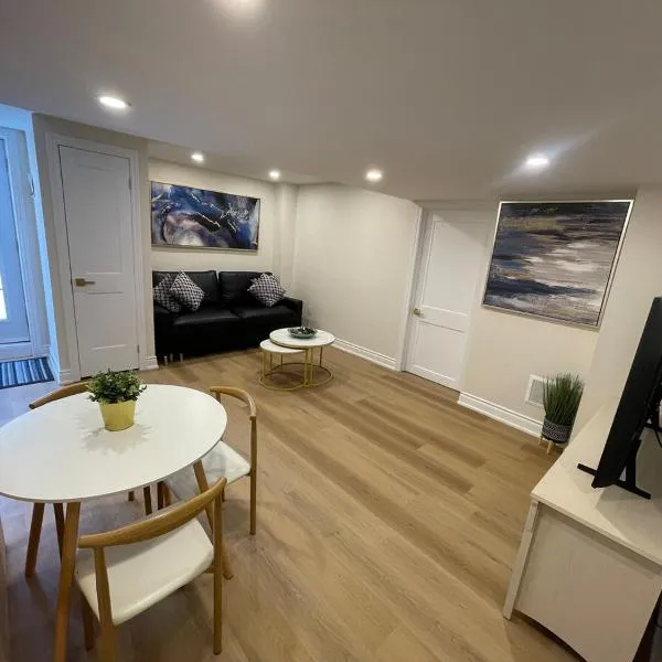 Stylish 2-Bedroom City Approved Basement Apartment, отель в городе Миссиссога